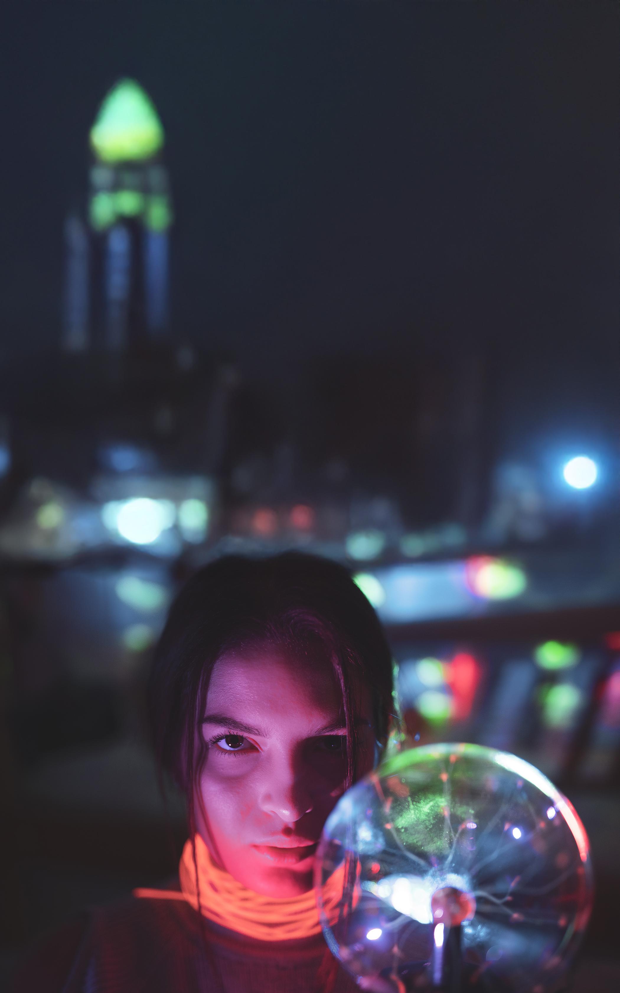 Neon Gizemli Bakış
